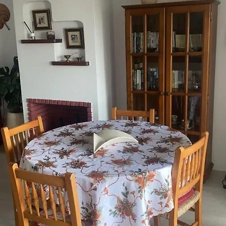 Con Encanto En Residencial Con Piscina Apartamento